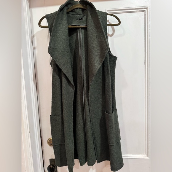 Tahari Jackets & Blazers - Tahari boucle vest, size medium, dark green